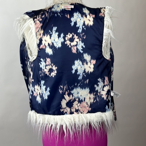 White faux fur fuzzy vest - Picture 7 of 10